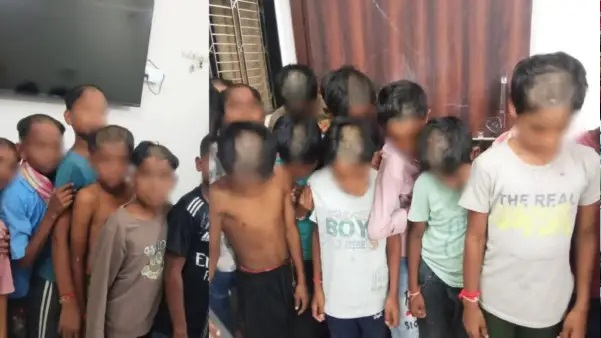 “గిరిజన పాఠశాల హాస్టల్‌లో దారుణం..! ‘సగం గుండుతో విద్యార్థులు’. రాత్రికి రాత్రే నిద్రలేపి తెల్లవారుజామున 4 గంటల వరకు హడావుడిగా జరిగిన తంతు. ఆగ్రహంతో రగిలిపోతున్న తల్లిదండ్రులు.!”