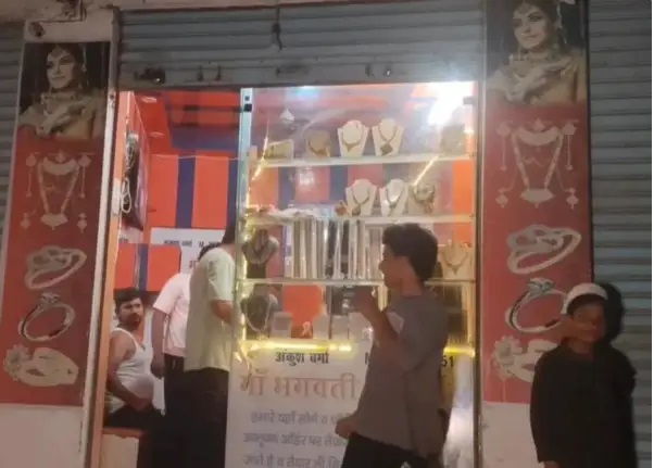 రూ.12 లక్షలకు బురిడీ కొట్టించిన షాపు యజమాని..! బంగారం అని నమ్మి కొంటే రాగి.. వెండికి బదులు అల్యూమినియం.. ప్రముఖ జ్యువెలరీ షాపులో నకిలీ ఆభరణాల విక్రయం.. తనిఖీల్లో బయటపడ్డ మోసం..!!