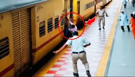 “రైలు వెళ్లిపోతోందే..!” కదులుతున్న రైలు ఎక్కబోయిన ప్రయాణికుడు.. మరుక్షణమే పట్టాలపై పడిపోవడంతో తీవ్ర కలకలం..! కనురెప్పపాటులో పరుగెత్తుకుంటూ వచ్చిన కానిస్టేబుల్.. చొక్కా పట్టుకుని ప్రాణాలు కాపాడిన వైనం..!!!