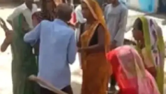 “ప్రసాదం ఇస్తాను రండి..!” అని ఇద్దరు బాలికలను పిలిచిన వృద్ధుడు.. ఆ వెంటనే ఘోరానికి ఒడిగట్టిన వైనం..! ఆగ్రహంతో ఊగిపోయిన మహిళలు.. వృద్ధుడిని చెప్పులు, కర్రలతో చితకబాదిన ఘటన కలకలం..!!!