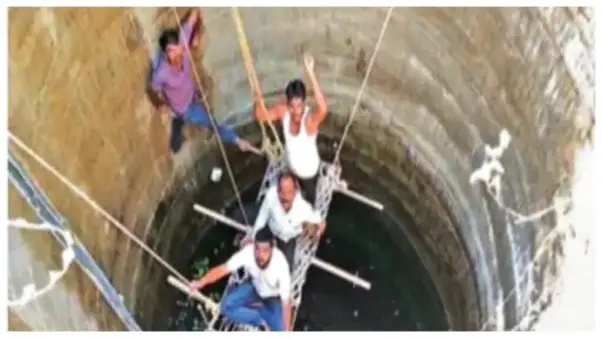 “పంట పోయినా పర్వాలేదు, ఈ ప్రభుత్వ పత్రాలు సేకరించేసరికి తలప్రాణం తోకకు వస్తోంది!” – ఆవేదన వ్యక్తం చేస్తున్న రైతు..!!!