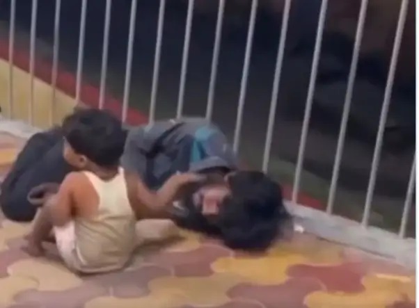 “వీడియో తీయడం ఆపండి.. సహాయం చేయండి!”.. ఏడుస్తున్న చిన్నారిని పట్టించుకోని జనం! ఆకలితో స్పృహ కోల్పోయిన తండ్రి.. ఆదుకున్న RPF పోలీసులు.. ప్లాట్‌ఫామ్‌పై జరిగిన ఘటన వైరల్!