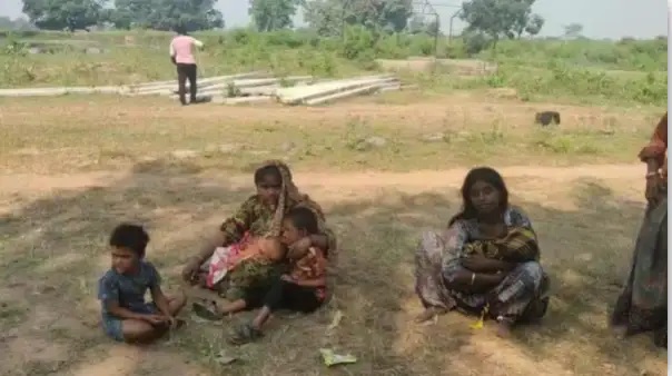 హృదయాన్ని కలచివేసే దృశ్యం.. “ముళ్ల పొదల్లో విగతజీవిగా తండ్రి”. మృతదేహాన్ని కౌగిలించుకుని ప్రాణాలతో ఉన్న ఏడాదిన్నర పసికందు.. 3 పిల్లలతో కన్నీరుమున్నీరవుతున్న తల్లి.. అసలేం జరిగింది..?