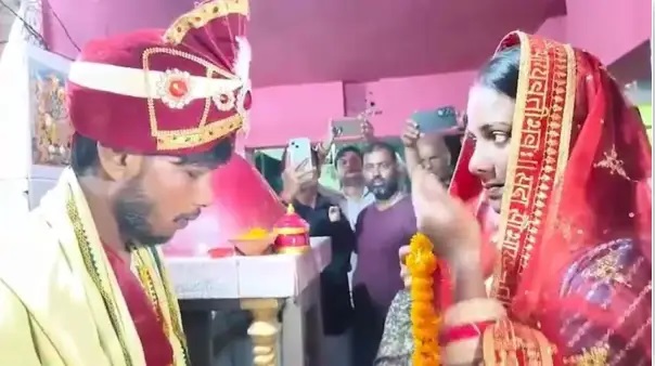 “ఇన్‌స్టా ప్రేమ”. 2 ఏళ్లుగా లివ్-ఇన్ రిలేషన్‌షిప్.. పెద్దల వ్యతిరేకతను ఎదిరించి కొనసాగిన బంధం.. దొంగచాటుగా కలుసుకున్న జంట.. చివరకు ఊరంతా ఒక్కటై ఇరు కుటుంబాలను ఒప్పించి ప్రేమ వివాహం జరిపించిన హృద్యమైన ఘటన..!!