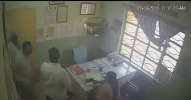 “అరె ఎవడ్రా నువ్వు.. ఎందుకు కొడుతున్నావురా..?” మహిళా డాక్టర్‌ చెంపలు వాయించడంతో వణికిపోయిన సిబ్బంది.. వైద్యం కోసం వచ్చిన చోట సైకోతనం.. స్టెతస్కోప్ పట్టుకుని పరుగు.. వైరలవుతున్న సీసీటీవీ వీడియో..!!