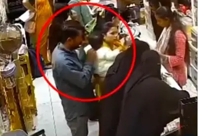 “పసిబిడ్డ మెడపై చేయి వేసిన దారుణం..!” 8 నెలల చిన్నారి నగను కత్తిరించి ఎత్తుకెళ్లిన గుండెలు గుభేలుమనే దొంగతనం.. సీసీటీవీలో రికార్డైన షాకింగ్ దృశ్యాలు.. వైరల్ అవుతున్న వీడియో..!!